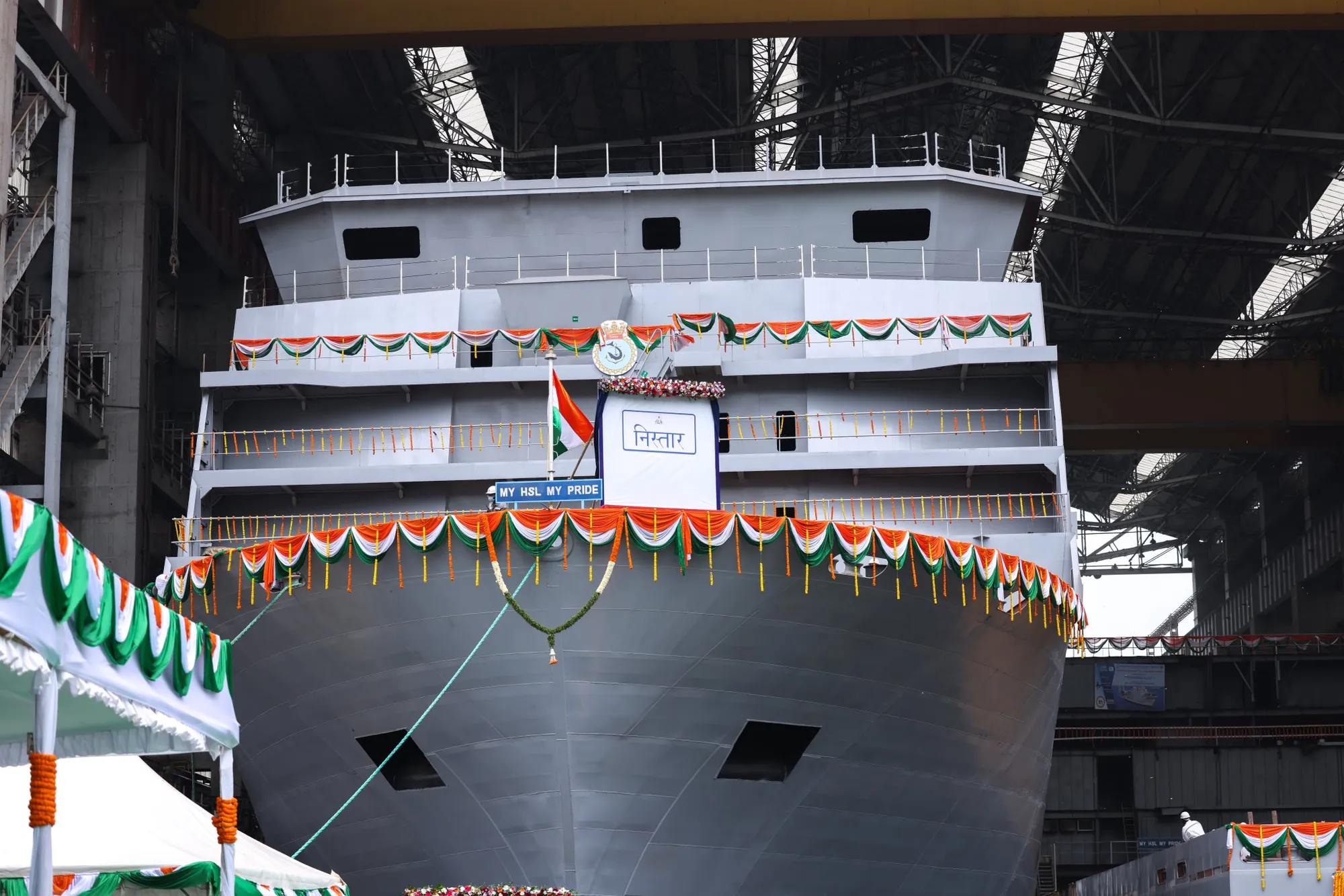 विशाखापत्तनम में बिल्डिंग शेड के भीतर जलावतरण के लिए सजा जहाज का अग्रभाग।