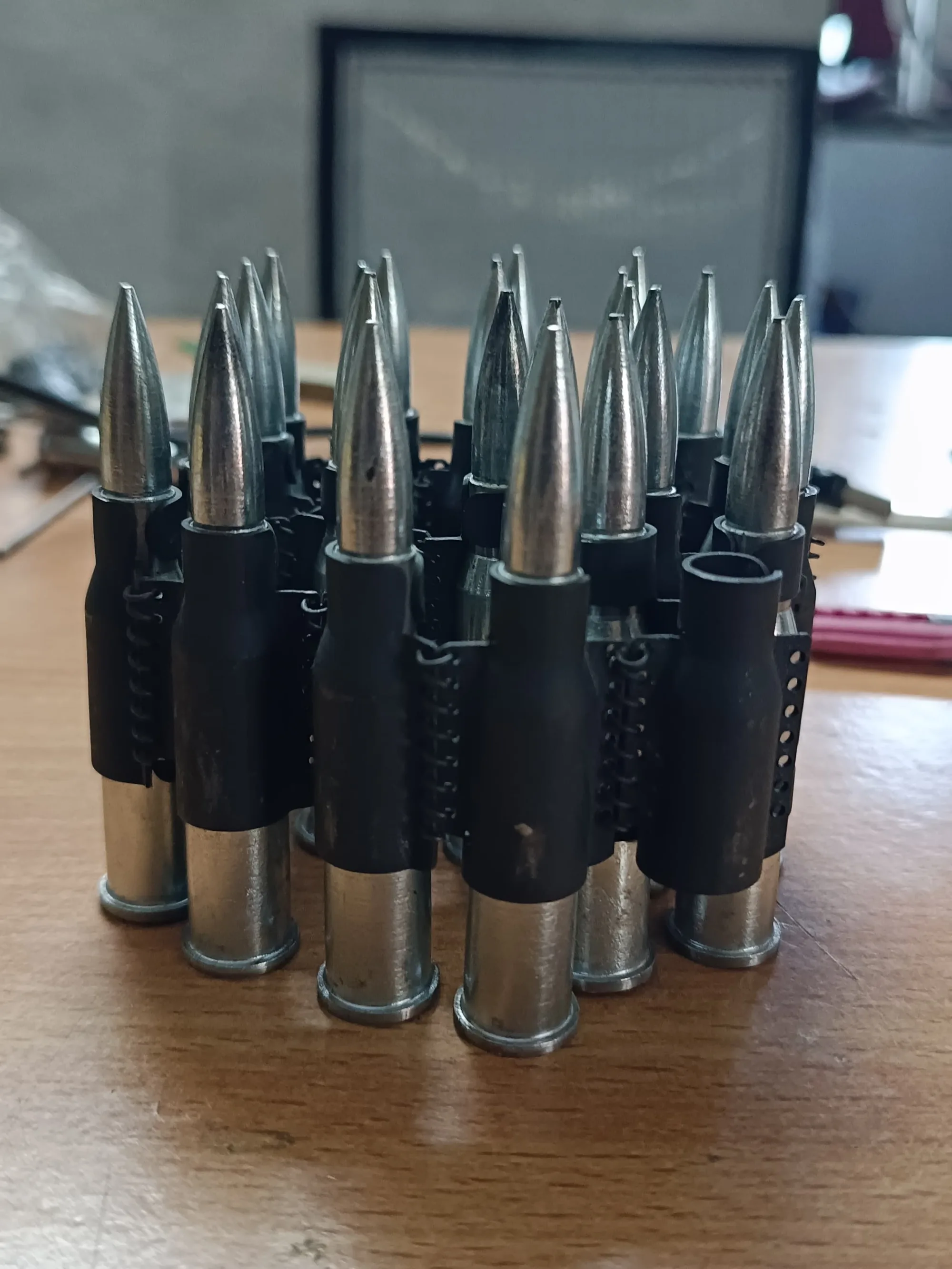 वही 7.65 mm बेल्टिंग सिरे पर खड़ी और कुंडलित, लिंक और हर राउंड की बैठक दिखाती हुई।
